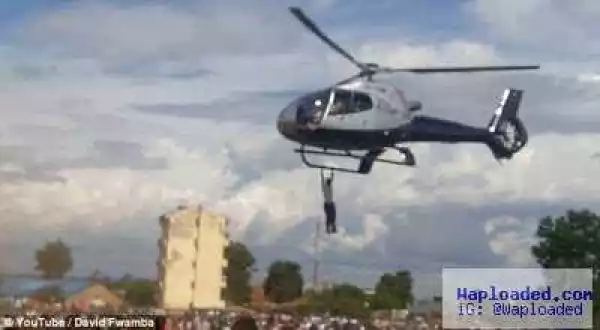 Crazy! Man hangs on to a helicopter carrying the corpse Jacob Juma (photos)